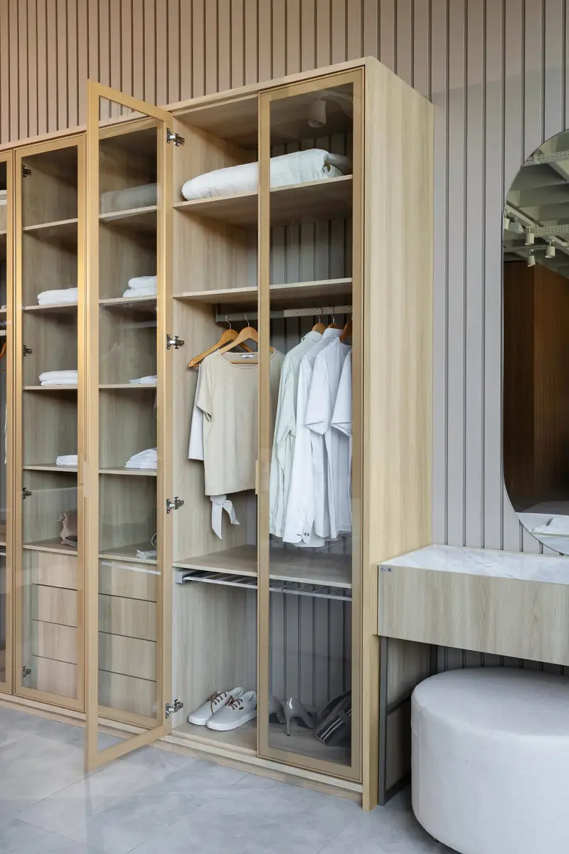 Closet aberto em madeira com portas de vidro
