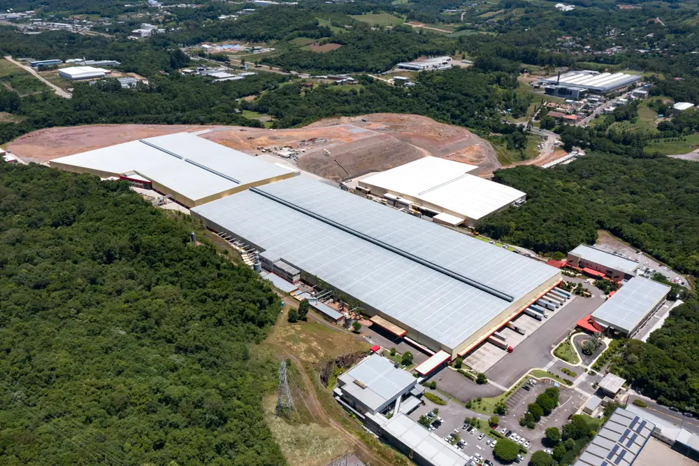 Vista aérea do parque fabril da Italínea em Bento Gonçalves, com os galpões e a área de expansão